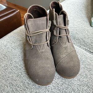 Tom’s wedge booties